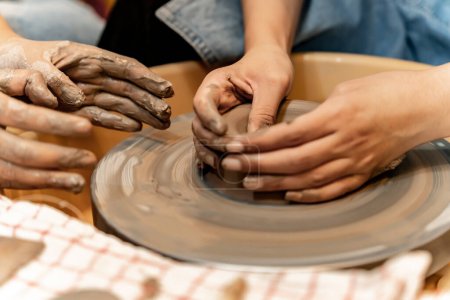 Foto de Loza El arte de esculpir arcilla con cerámica que se moldea a mano en una máquina de hilar. con la postura correcta para crear un plato o jarrón profesionalmente - Imagen libre de derechos