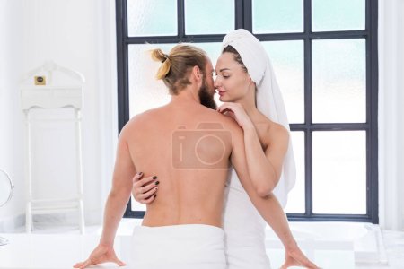 Foto de Parejas divirtiéndose juntas en casa y teniendo sexo en el dormitorio o baño en casa. Fue un día feliz para ambos.. - Imagen libre de derechos