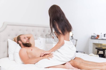 Téléchargez les photos : Couples s'amuser ensemble à la maison et avoir des relations sexuelles dans la chambre ou salle de bain à la maison. C'était un jour heureux pour eux deux.. - en image libre de droit