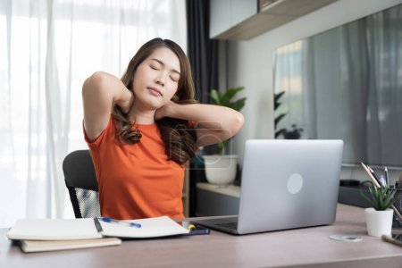 Foto de Un hombre de negocios, una empleada de la compañía asiática que se sienta en la oficina durante mucho tiempo. Tener dolor de cuello y espalda dolor de espalda dolor de cuello o síndrome de oficina - Imagen libre de derechos