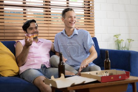 Téléchargez les photos : LGBTQ couple gay faire des activités ensemble à la maison et socialiser ensemble heureusement. - en image libre de droit