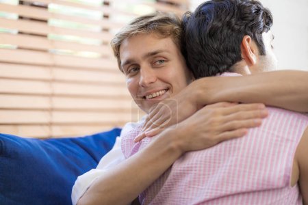 Téléchargez les photos : LGBTQ couple gay faire des activités ensemble à la maison et socialiser ensemble heureusement. - en image libre de droit