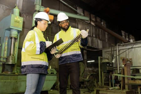 Téléchargez les photos : Ingénieur en chef africain travaillant dans l'ancienne usine pour répéter le moteur - en image libre de droit