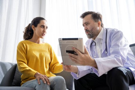 Foto de Doctor masculino y paciente femenino Hable y dé consejos sobre las enfermedades de los pacientes en el hospital - Imagen libre de derechos