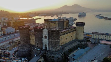 Téléchargez les photos : Drone photo Castel Nuovo Naples Italie europe - en image libre de droit