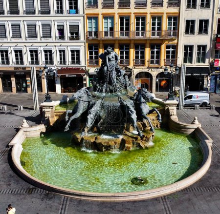 Téléchargez les photos : Drone photo Fontaine Bartholdi, fontaine Bartholdi Lyon france europe - en image libre de droit