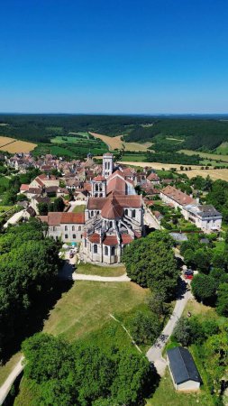 Foto de Drone foto Abadía de Vezelay, Basilique de Vezelay Francia europe - Imagen libre de derechos