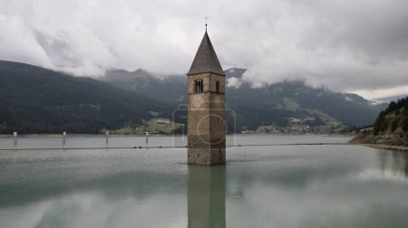 Téléchargez les photos : Photo Resia lac, lago di resia Dolomites italie europe - en image libre de droit