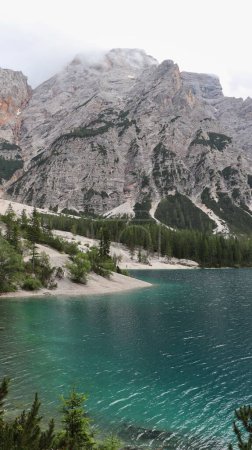 Téléchargez les photos : Drone photo Lac de Braies, Pragser Wildsee, Lago di braies Dolomites italie - en image libre de droit