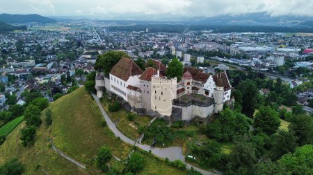 Foto de Drone foto Castillo de Lenzburg, schloss Lenzburg Suiza europe - Imagen libre de derechos