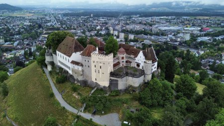 Téléchargez les photos : Drone photo château de lenzburg, schloss lenzburg Suisse - en image libre de droit