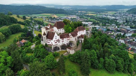 Téléchargez les photos : Drone photo Lenzburg château, schloss Lenzburg Suisse europe - en image libre de droit