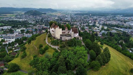Téléchargez les photos : Drone photo Lenzburg château, schloss Lenzburg Suisse europe - en image libre de droit