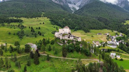 Téléchargez les photos : Drone photo Château de Tarasp, Schloss Tarasp Suisse europe - en image libre de droit
