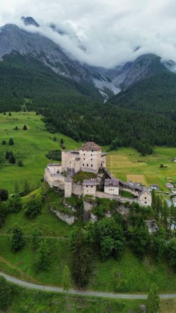 Foto de Drone foto Tarasp castillo, Schloss Tarasp Suiza Europa - Imagen libre de derechos