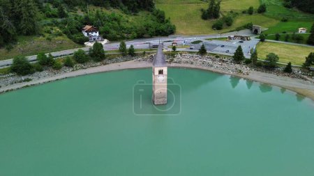 Téléchargez les photos : Drone photo Resia Lake, Lago di resia dolomites italie europe - en image libre de droit