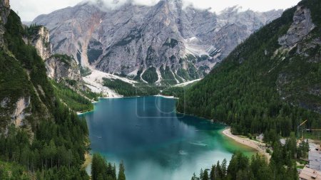 Téléchargez les photos : Drone photo Braies lake, Pragser Wildsee, Lago di braies Dolomites italy europe - en image libre de droit