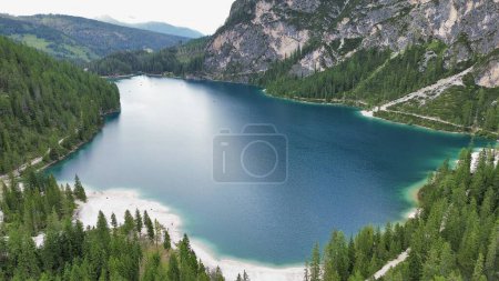 Foto de Drone foto lago Braies, Pragser Wildsee, Lago di braies Dolomitas italia - Imagen libre de derechos
