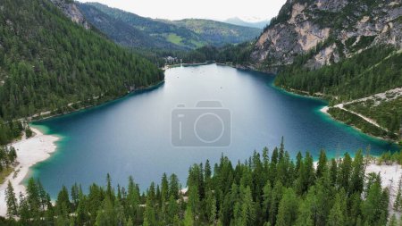 Téléchargez les photos : Drone photo Lac de Braies, Pragser Wildsee, Lago di braies Dolomites italie - en image libre de droit