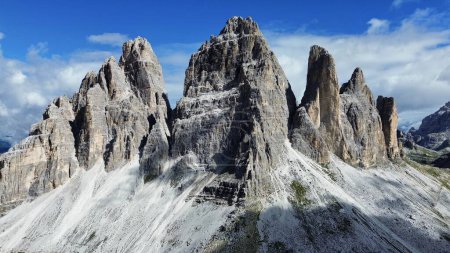 Téléchargez les photos : Drone photo tre cime di lavaredo dolomites italie europe - en image libre de droit