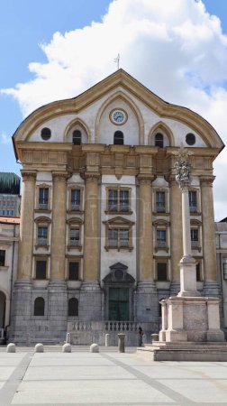 Téléchargez les photos : Photo Ursuline Eglise de la Sainte Trinité Ljubljana Slovénie europe - en image libre de droit