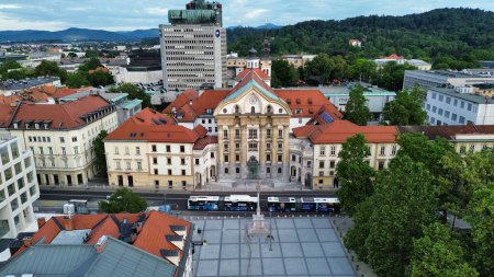 Téléchargez les photos : Drone photo Ursuline Eglise de la Sainte Trinité Ljubljana Slovénie - en image libre de droit