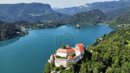 Foto de Drone foto lago sangró, Blejsko jezero slovenia europe - Imagen libre de derechos