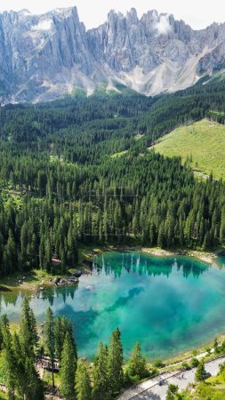 Foto de Drone foto carezza lago, lago di carezza, karersee dolomites italia europa - Imagen libre de derechos