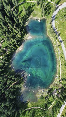 Téléchargez les photos : Drone photo carezza lac, lago di carezza, karersee dolomites italie europe - en image libre de droit