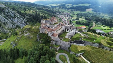 Téléchargez les photos : Drone photo joux château, château de joux jura france europe - en image libre de droit