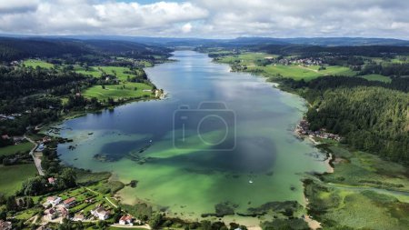 Foto de Drone foto punto santo lago, lac punto santo Jura Francia europa - Imagen libre de derechos