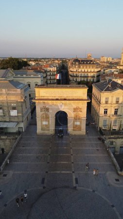 Téléchargez les photos : Drone photo arche de triomphe, Arc de Triomphe Montpellier France Europe - en image libre de droit