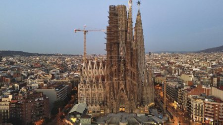 Téléchargez les photos : Drone photo Sagrada familia barcelona espagne europe - en image libre de droit