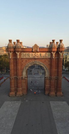 Téléchargez les photos : Drone photo Arc de triomphe, Arco del Triunfo barcelona espagne europe - en image libre de droit