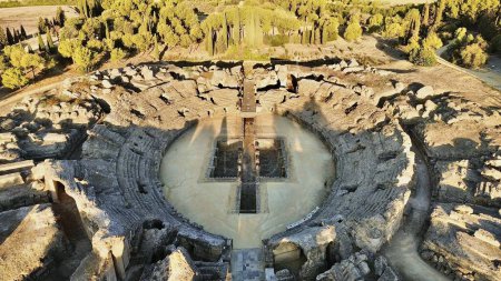 Téléchargez les photos : Drone photo Italica Site archéologique, Conjunto Arqueolgico de Italica sevilla espagne europe - en image libre de droit
