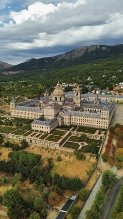 Foto de Drone foto Monasterio Real de San Lorenzo, Real Monasterio de San Lorenzo de El Escorial España Europa - Imagen libre de derechos