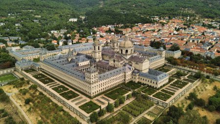 Foto de Drone foto Monasterio Real de San Lorenzo, Real Monasterio de San Lorenzo de El Escorial España Europa - Imagen libre de derechos