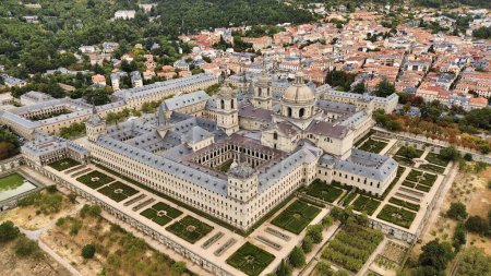 Téléchargez les photos : Drone photo San Lorenzo Royal Monastery, Real Monasterio de San Lorenzo de El Escorial Espagne Europe - en image libre de droit