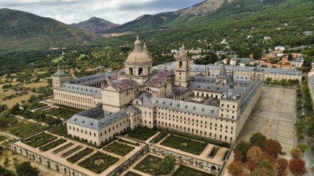 Téléchargez les photos : Drone photo San Lorenzo Royal Monastery, Real Monasterio de San Lorenzo de El Escorial Espagne Europe - en image libre de droit