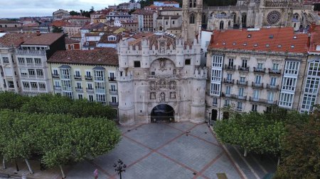 Téléchargez les photos : Drone photo Santa Maria Arch, Arco de Santa Maria Burgos Espagne Europe - en image libre de droit