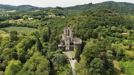 Téléchargez les photos : Drone photo Château de Butron, Castillo de butron espagne europe - en image libre de droit