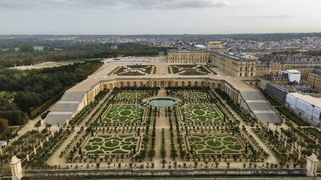 Foto de Drone foto Castillo de Versalles, castillo de Versalles Francia europa - Imagen libre de derechos