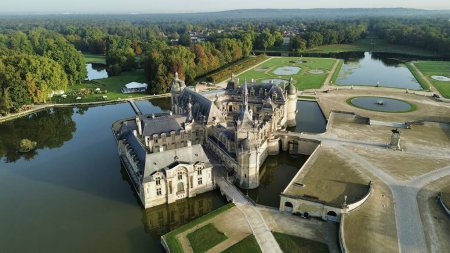 Téléchargez les photos : Drone photo chantilly château, château de chantilly france europe - en image libre de droit
