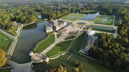 Téléchargez les photos : Drone photo chantilly château, château de chantilly france europe - en image libre de droit