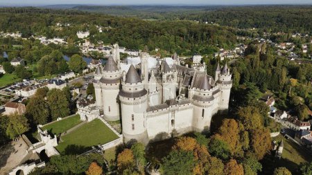 Téléchargez les photos : Drone photo Château de Pierrefonds, Château de Pierrefonds france europe - en image libre de droit