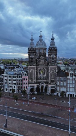 Foto de Drone photo Iglesia de San Nicolás, Basiliek van de Heilige Nicolaas Amsterdam Países Bajos europa - Imagen libre de derechos