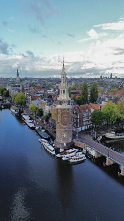 Foto de Drone foto Montelbaanstoren Amsterdam Países Bajos Europa - Imagen libre de derechos