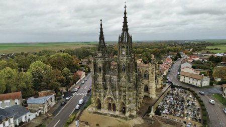 Foto de Drone foto Nuestra Señora basílica, Basílica de Nuestra Señora de L 'Epine francia Europa - Imagen libre de derechos
