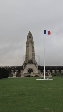 Foto de Foto Douaumont Ossuary, Ossuaire de Douaumont Verdun Francia Europa - Imagen libre de derechos