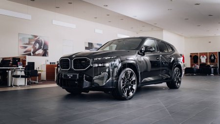 Téléchargez les photos : Vinnitsya, Ukraine - 18 mai 2023 : BMW XM - Une voiture de luxe entièrement électrique rivalise de technologie dans la présentation de systèmes hybrides rechargeables dans le showroom - vue latérale - en image libre de droit